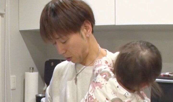 【写真・画像】弁当作りに着替え、保育園送迎も…5人の年子をワンオペで育てる53歳夫の姿に驚きの声「大変すぎる！」妻は26歳年下の美女 1枚目