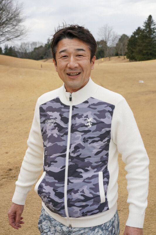 どっちが正解？左足上がりのアプローチは「低い球」で寄せよう