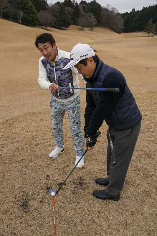 どっちが正解？左足上がりのアプローチは「低い球」で寄せよう