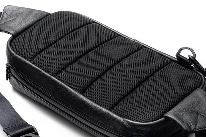 【KUSHITANI × RIDERS CLUB】フッ素加工した撥水牛革のワンショルダーバッグ