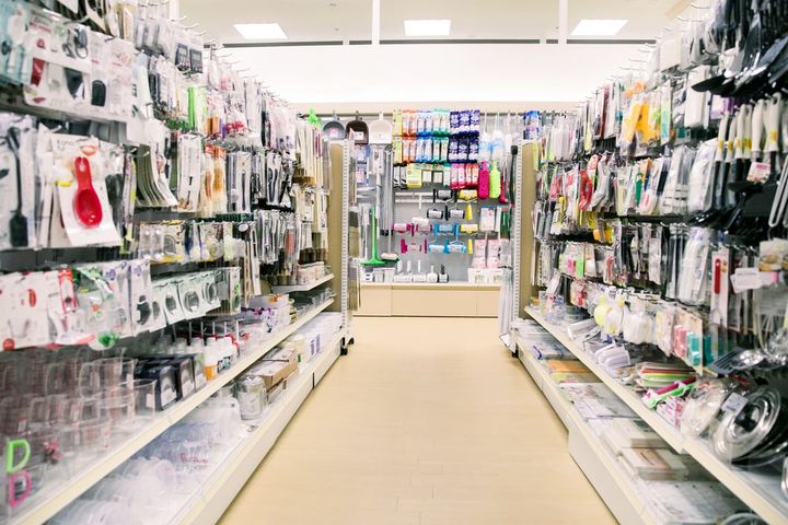 100円ショップで買い物をすると、本当に節約できる？（画像はイメージ）