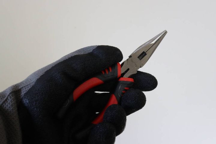 ダイソーの防寒天然ゴム背抜き手袋（L）でペンチを持つ