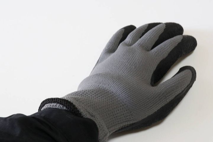 ダイソーの防寒天然ゴム背抜き手袋（L）を着用