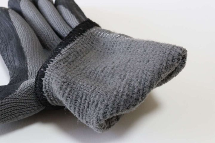 ダイソーの防寒天然ゴム背抜き手袋（L）の裏側