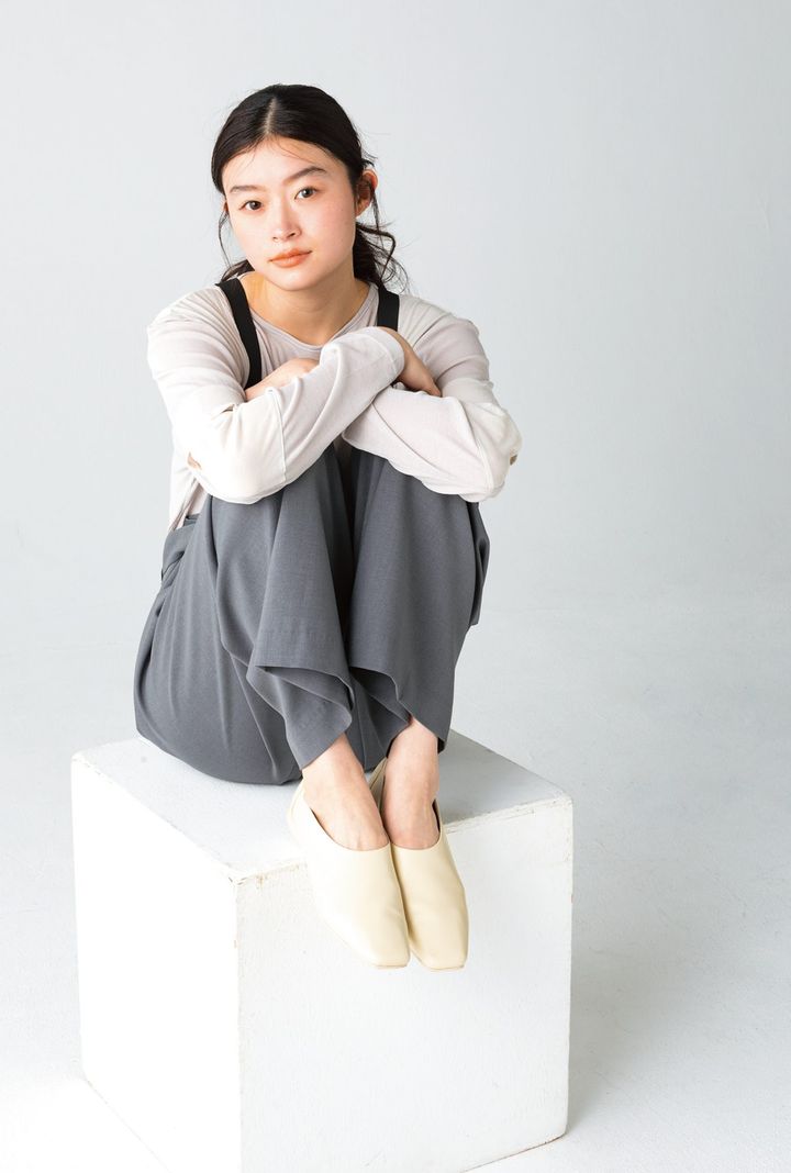 スニーカーの履き心地とデザイン性を見事に両立させたフラットシューズ。