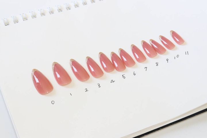 セリアのネイルチップ アーモンド フレンチラメ12Pサイズ