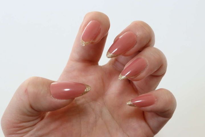 セリアのネイルチップ アーモンド フレンチラメ12P装着