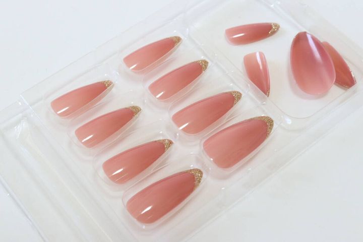 セリアのネイルチップ アーモンド フレンチラメ12P開封