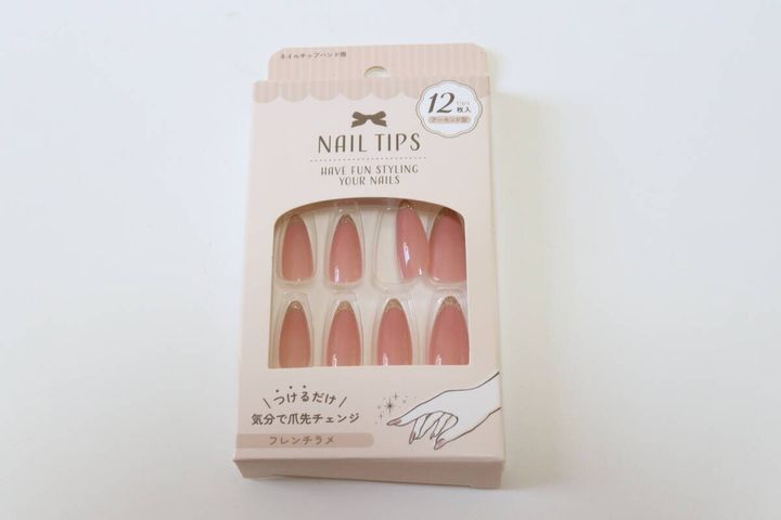 セリアのネイルチップ アーモンド フレンチラメ12Pのパッケージ