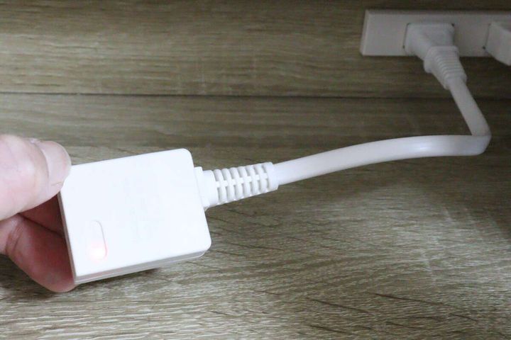 ダイソーの延長コード 20cm 雷ガード付のランプ