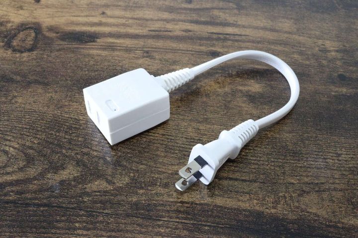 ダイソーの延長コード 20cm 雷ガード付は難燃で耐熱性に優れたPBT樹脂使用