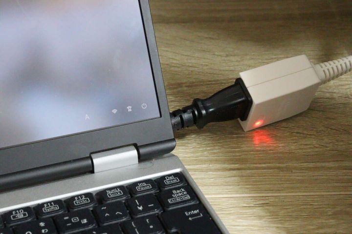 ダイソーの延長コード 20cm 雷ガード付は配線をスッキリ整理できる