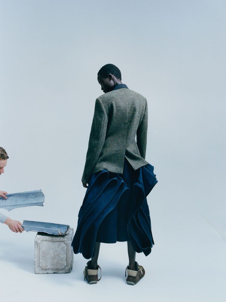 新時代の「ニュールック」<br /> 「こういった変遷の時期こそが、どんなアーティストにとってもとりわけ面白いのです」とグレタ・リー。 Fashion Editor_ Alex Harrington.