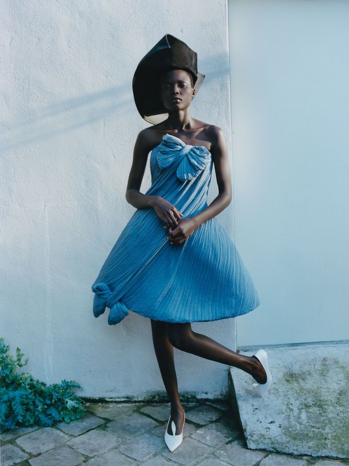 勢いを増す、大いなるメゾン<br /> アンダーソンによる初のウィメンズショーで発表されたピースは、メゾンの歴史を独自に解釈し、覆しにかかりながらも讃える。そのうちの1着を纏う、モデルのアジュ・サミュエル（登場するサミュエルのルックはすべてディオール。ディオール ブティック提供）。Fashion Editor_ Alex Harrington.