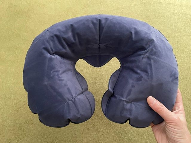 ダイソー エア枕「らくらくエアー枕」空気を入れるだけ