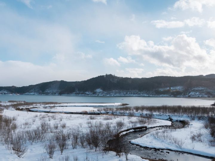 All About ニュース編集部が全国250人を対象に実施した「冬に行きたい穴場秘境に関するアンケート」の調査結果から、冬に行きたい「宮城県の穴場秘境」ランキングを発表！ 2位「花山湖」を抑えた1位は？ ※画像はイメージです