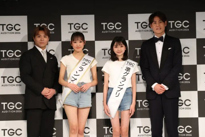 （左から）阿部一二三さん、グランプリ 後藤まなさん、準グランプリ 石井仁菜さん、上重聡さん©TGC AUDITION 2026