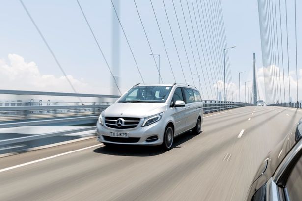 【写真】ビジネスの品格を支える「メルセデス・ベンツSクラス」などのプレミアム車両を採用