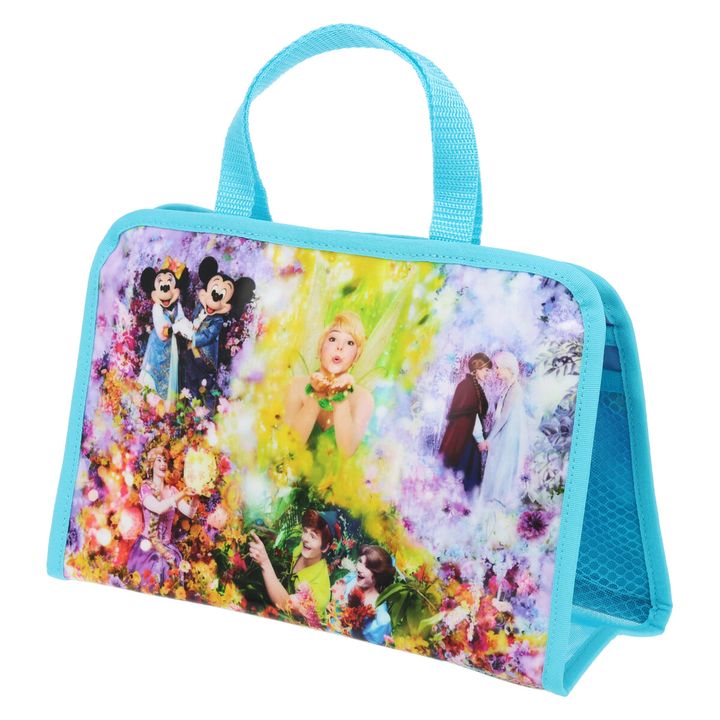 ファンタジースプリングスの世界観をぎゅっと凝縮したコラージュデザインのスパバッグ