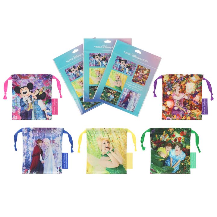 パープル系の背景に「ミッキーマウス」たちが描かれた、サテンのような光沢感のあるきんちゃく