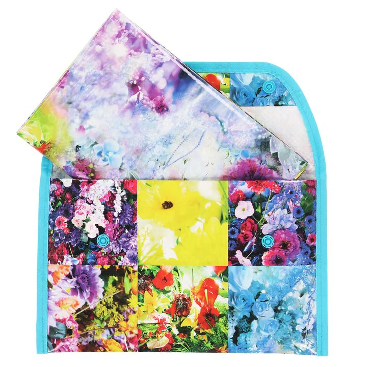 「Color of Fantasy」のロゴが入った鮮やかなレジャーシートの全体図