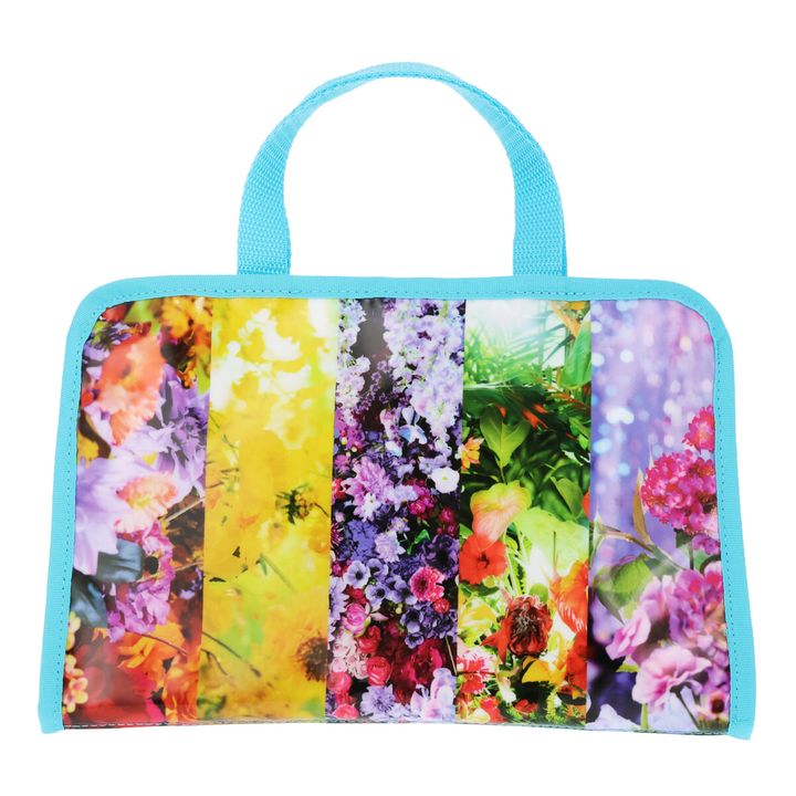 水に強い素材感と、マチのあるたっぷりと収納できるスパバッグのフォルム