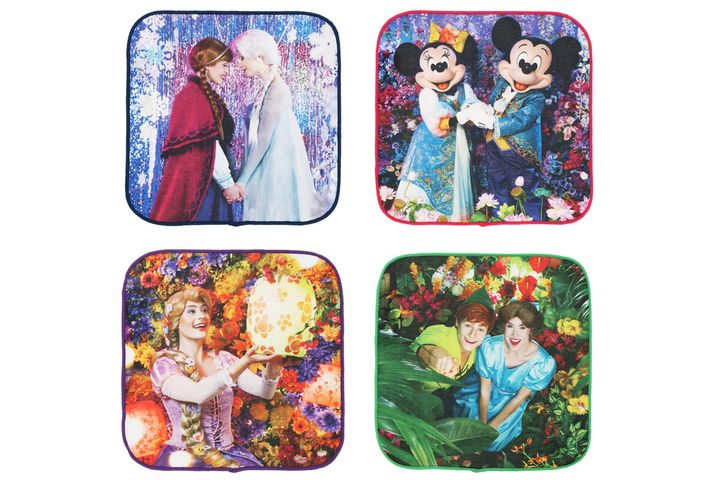「ミッキーマウス」のアートやファンタジースプリングスの風景が鮮やかにプリントされた3枚のミニタオル