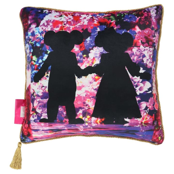 クッションの側面とふっくらとしたボリューム感がわかるアングル