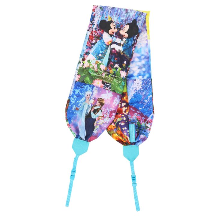 ファンタジースプリングスの色彩豊かな風景がプリントされた太めのカメラストラップ