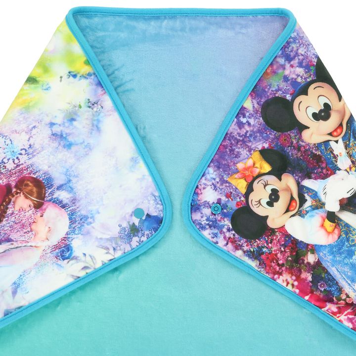 ブランケットと同じアートワークが施された、コンパクトに持ち運べる収納ケース