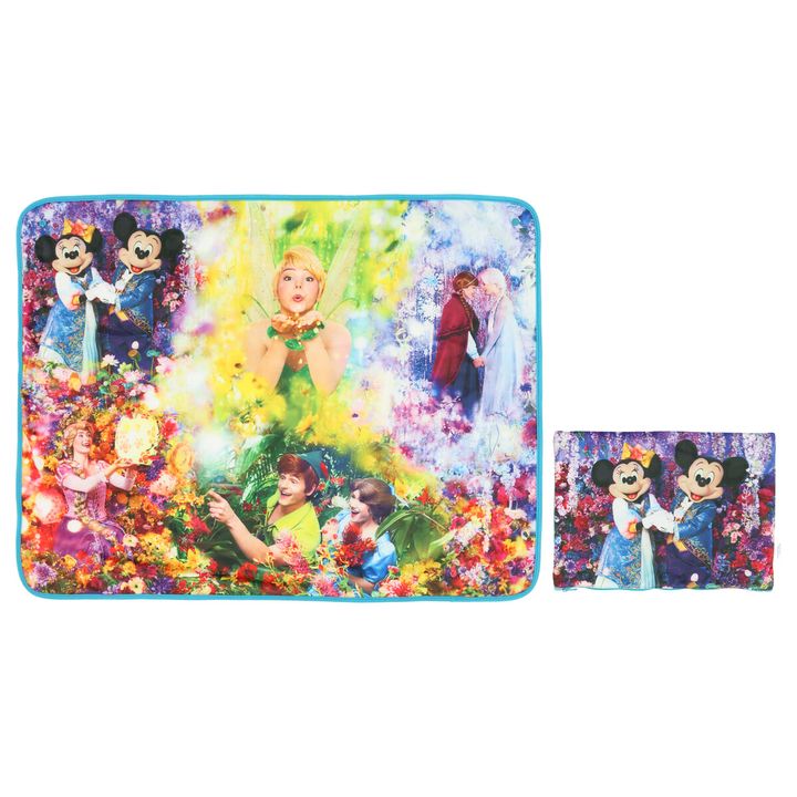 蜷川実花ならではの圧倒的な色彩美でファンタジースプリングスの仲間たちが描かれた大判ブランケット