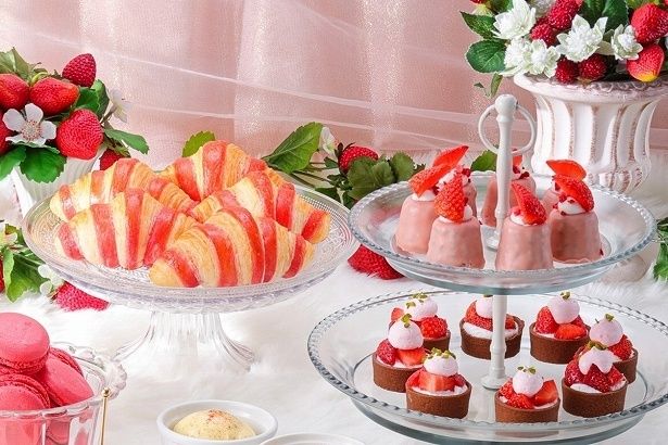 バラエティに富んだいちごスイーツが並ぶ