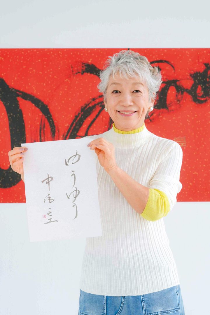 ニット1 万8480 円、スカート1 万3970 円／ ともにDUE deux ☎ 03-6228-2131 イヤリング1 万2100 円／アビステ☎ 03-3401- 7124 シ