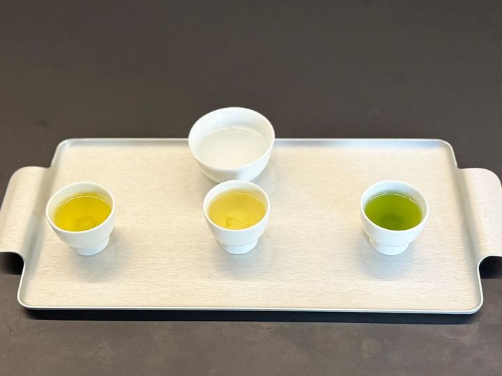 （左から）浅蒸し（〇〇〇〇）、釜炒り（やぶきた）、深蒸し（さえみどり）