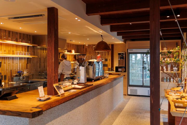 びわ湖に浮かぶ鳥居が目の前に♪ 築100年の古民家カフェ「白鬚喫茶」