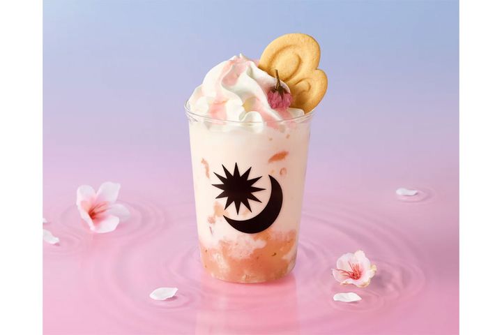 【Pラテ】アイス桜わらび餅ラテ／Ｒ：￥748、Ｌ：￥891（税込み）