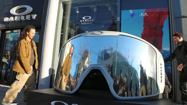 画像: 巨大化したシグネチャーゴーグルにサインをした平野選手 筆者撮影