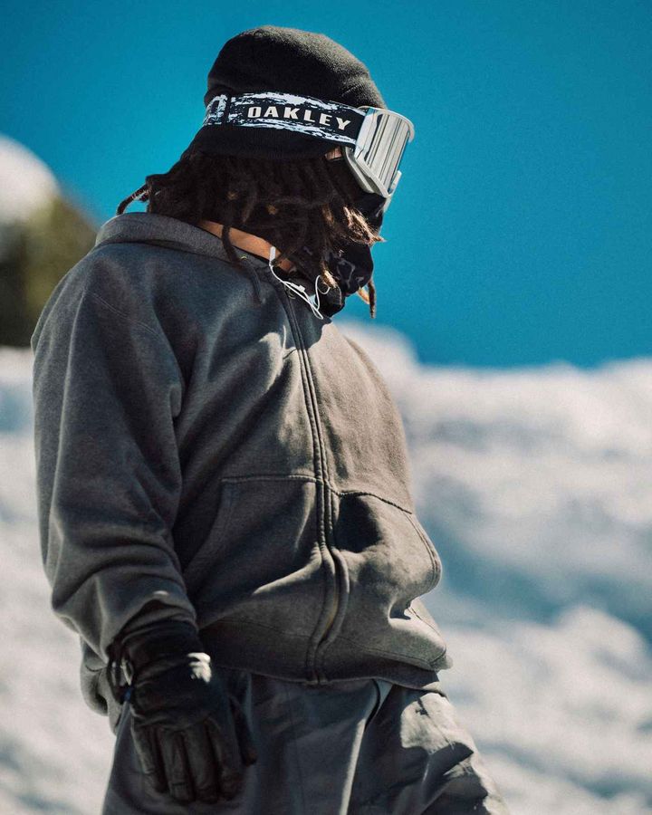 画像: 「命」をテーマにした筆ストロークのグラフィックがポイントに 画像：オークリー提供