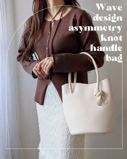 変形バケツショルダーバッグを持ったコーデ