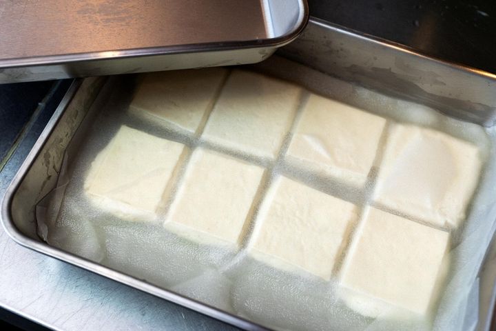 豆腐の水きりをする