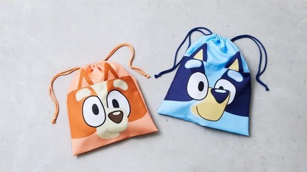 世界的アニメ『ブルーイ』の入園グッズが発売！レッスンバッグやシューズバッグも。