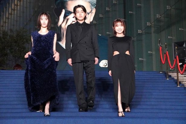 大階段に敷かれたカーペットを闊歩！