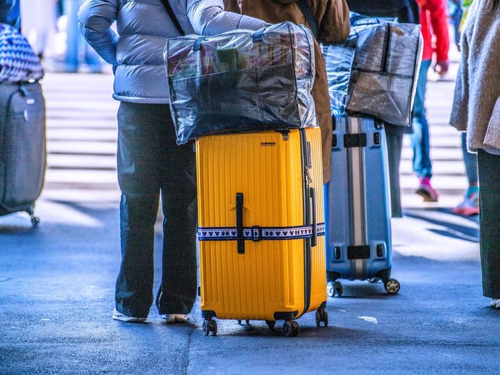 電車や新幹線、駅などで大きなキャリーケースを引く人を見かけるが、マナー違反や移動中のトラブルも頻発しているようだ。キャリーケースの事故で入院したことのある女性は「キャリーケースは武器になる」と言う。※サムネイル画像：PIXTA