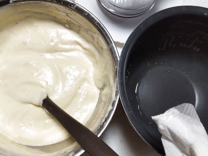 生地を炊飯器で焼き上げます
