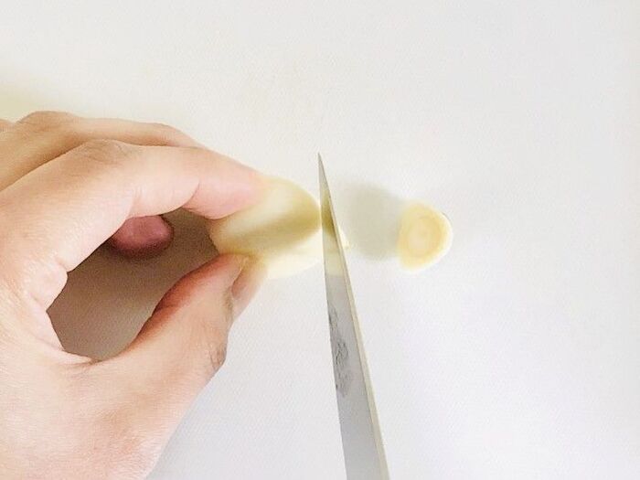 にんにくの芯をするっと簡単に取る方法。料理のひと手間がグンと楽になりますよ♪