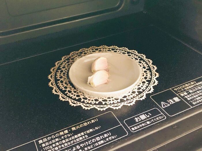 にんにくの芯をするっと簡単に取る方法。料理のひと手間がグンと楽になりますよ♪