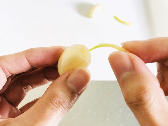 にんにくの芯をするっと簡単に取る方法。料理のひと手間がグンと楽になりますよ♪