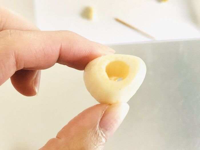 にんにくの芯をするっと簡単に取る方法。料理のひと手間がグンと楽になりますよ♪