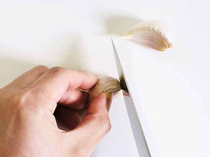 にんにくの芯をするっと簡単に取る方法。料理のひと手間がグンと楽になりますよ♪