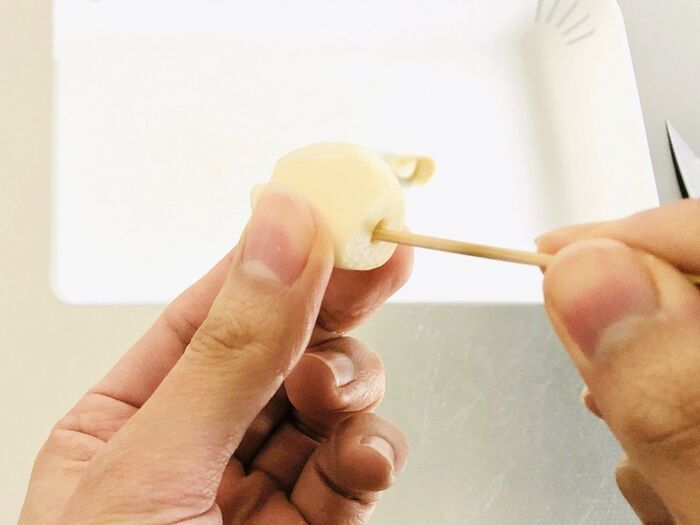 にんにくの芯をするっと簡単に取る方法。料理のひと手間がグンと楽になりますよ♪